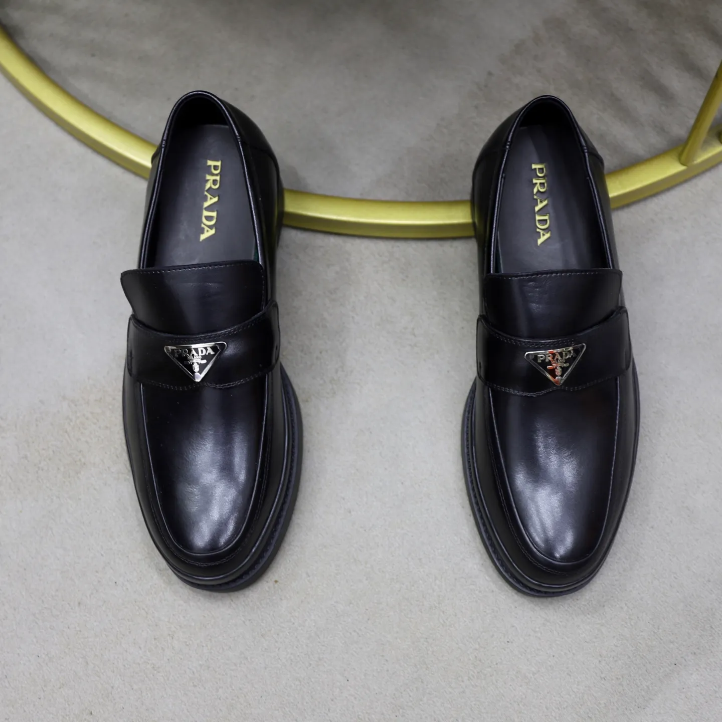 Ex-factory price: 500💰🙅‍♂️🙅‍♂️🙅‍♂️ Brand: PRADA Standard code: Men's code 38-44 (45 can be customized) Grade: Same style as the official website Original order quality Material: Original cowhide surface Comfortable lining Original outsole Style category: Men's fashionable casual leather shoes Distinguished big-name luxury elements Top luxury Color: Color of the actual picture